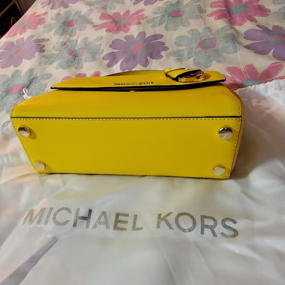 Michael Kors Small Ava Satchel-🌻Sunflower color - Picture 2 of 6